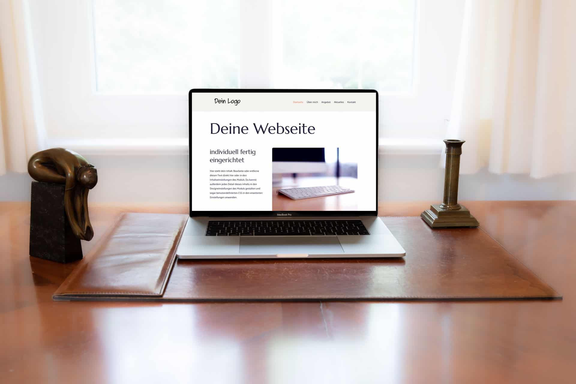 Vorlage für individuelle Gestaltung Laptop mit Webseite-Vorlage auf hellem Schreibtisch, kreative Arbeitsumgebung.