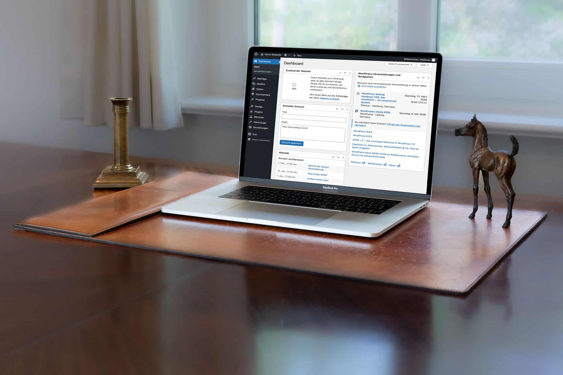 Laptop auf Schreibtisch mit Deko, Blick auf Bildschirm mit WordPress-Backend.